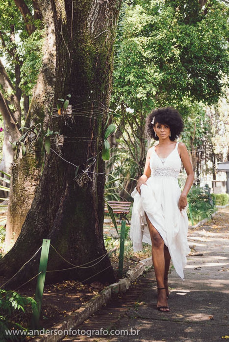 noiva-segurando-vestido-enquanto-caminha-sessao-fotos