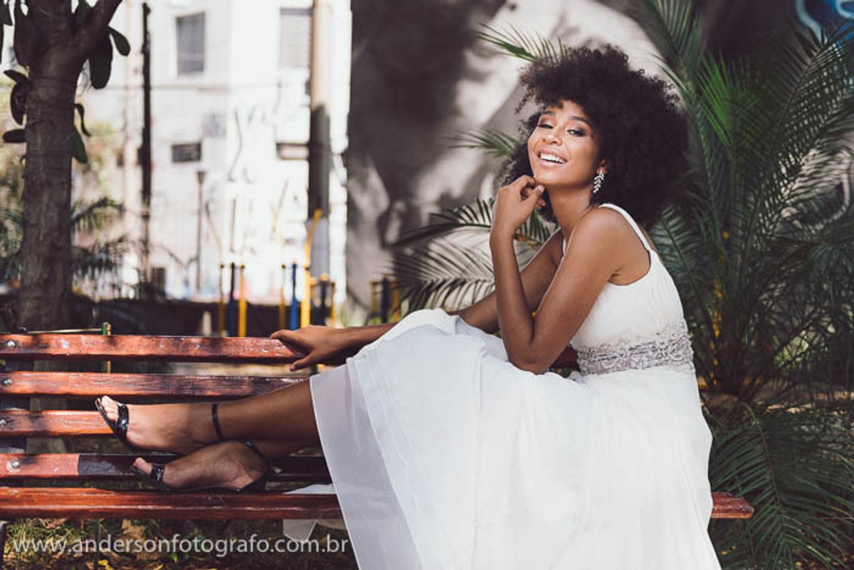 noiva-ensaio-fotografico-sentada-banco-da-praca