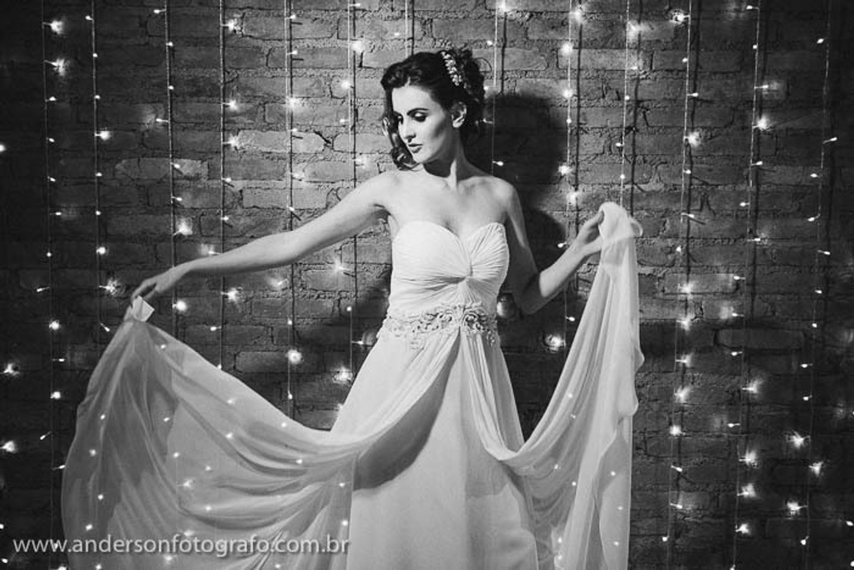 noiva-brincando-com-vestido-em poses-fotograficas-para-noivas