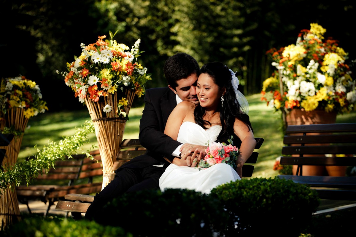 ensaio-fotografico-casal-sentado-banco-buffet-espaco-natureza
