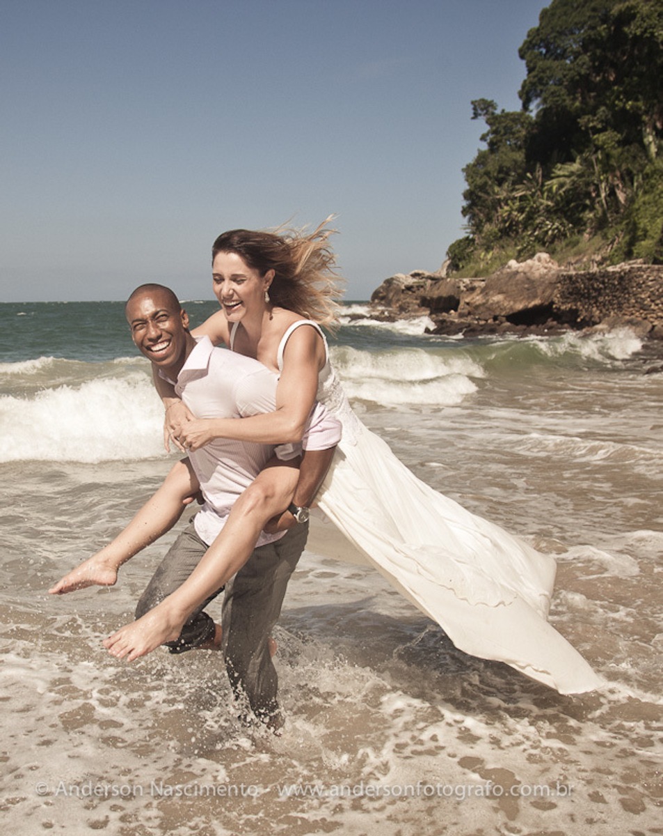 noivo-carregando-noiva-nas-costas-trash-the-dress-ensaio-fotografo