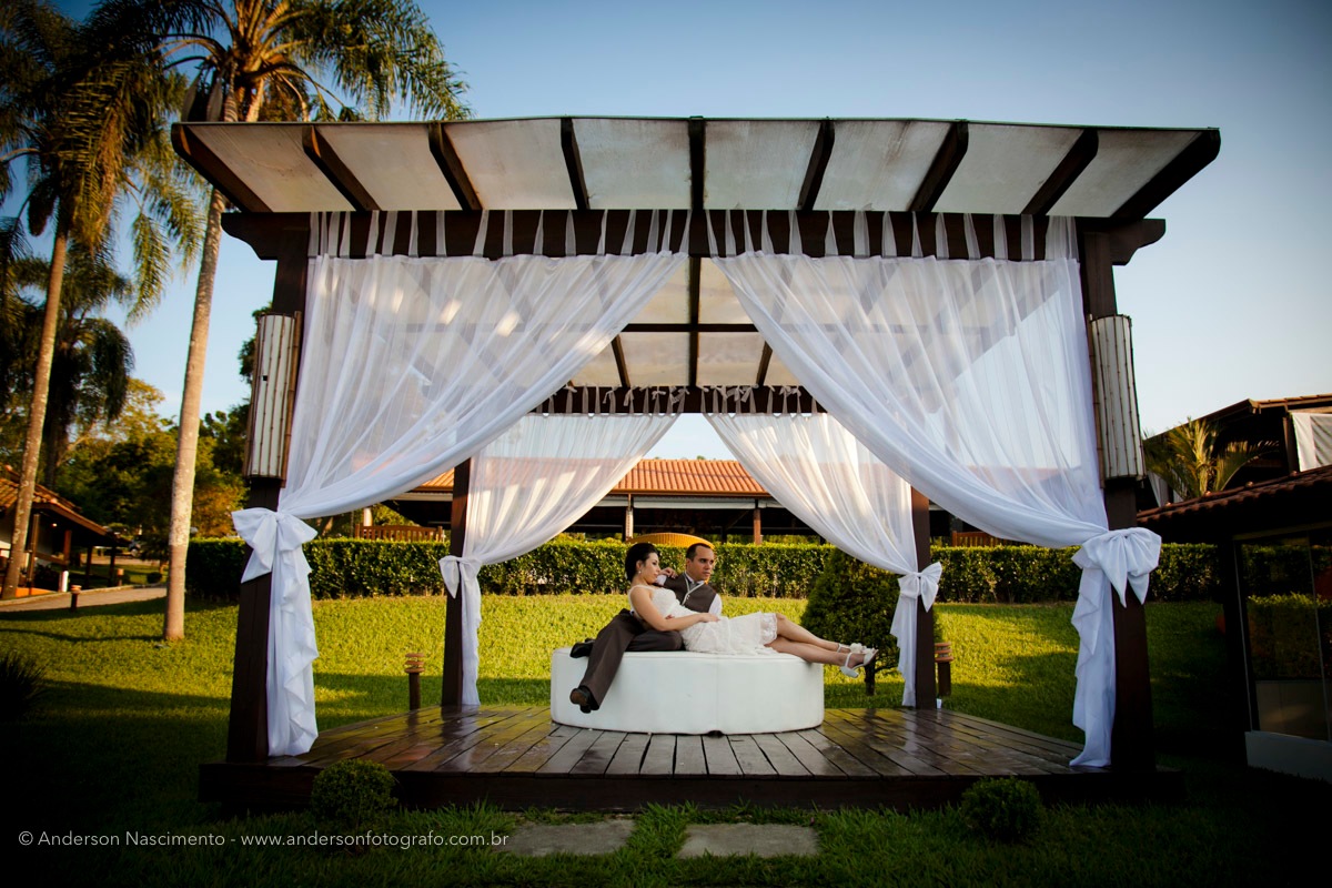 ensaio-fotos-casal-sentado-buffet-portal-da-serra-eventos