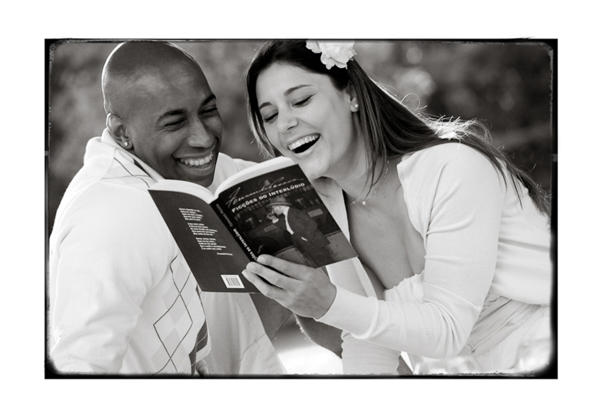 Ensaio-Fotografico-Casal-No-Parque-Lendo-Livro
