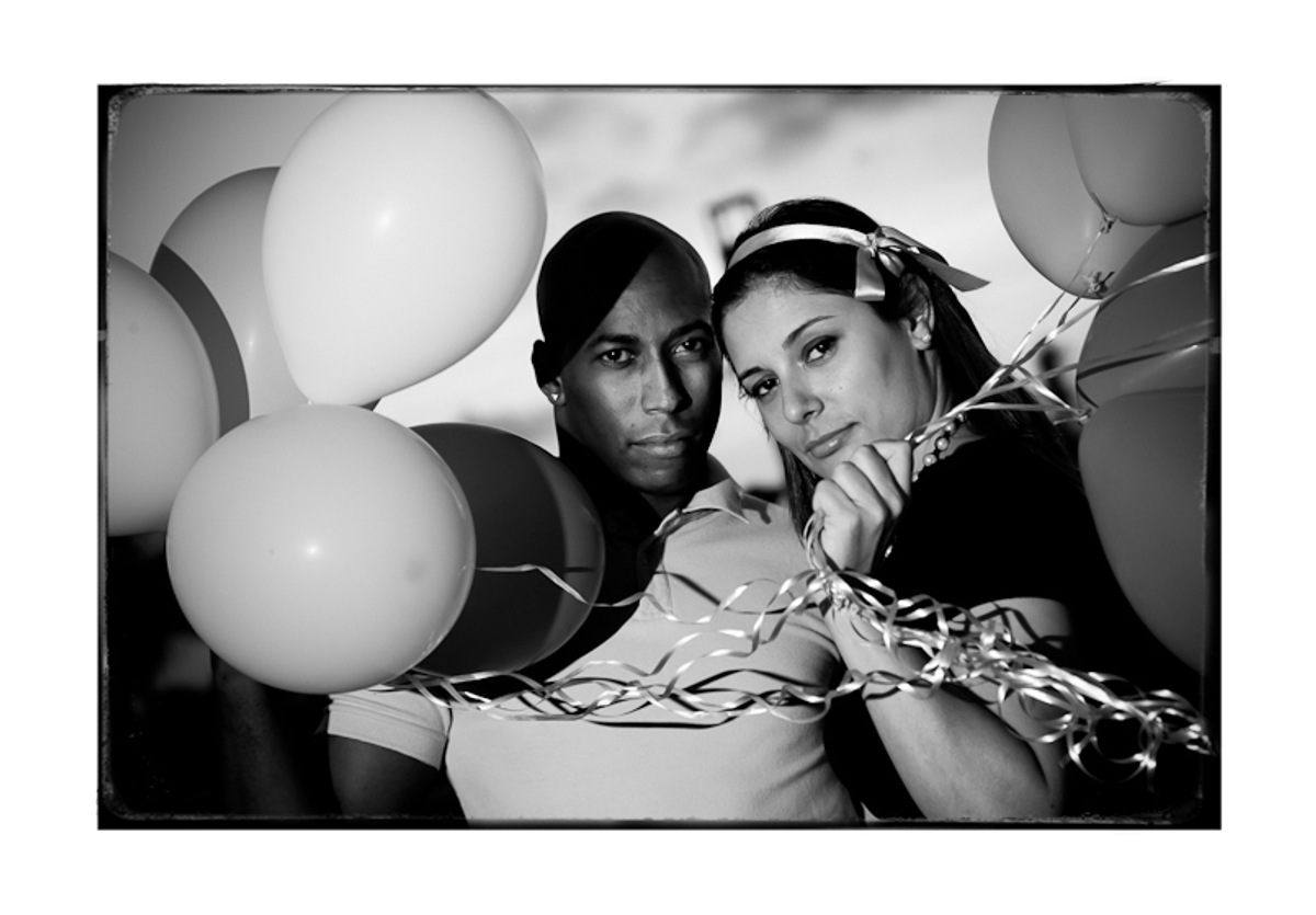 casal-preto-branco-parque-villa-lobos-segurando-bexigas-voando