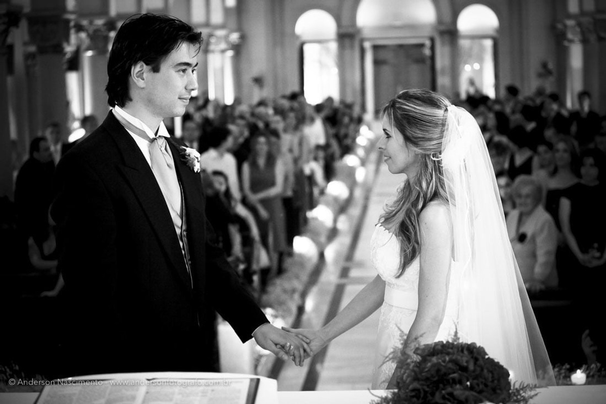 noivo-noiva-se-olhando-casamento-capela-do-sion