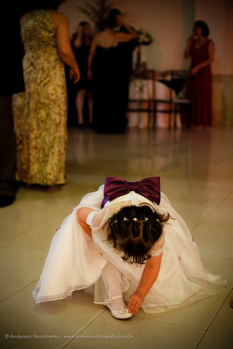 noivinha-arrumando-sapato-casamento-clube-portugues-perdizes
