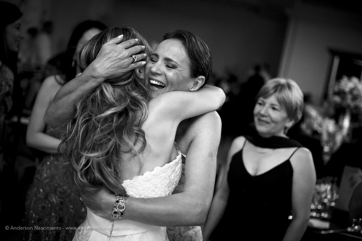 abraco-emocionado-casamento-clube-portugues-perdizes