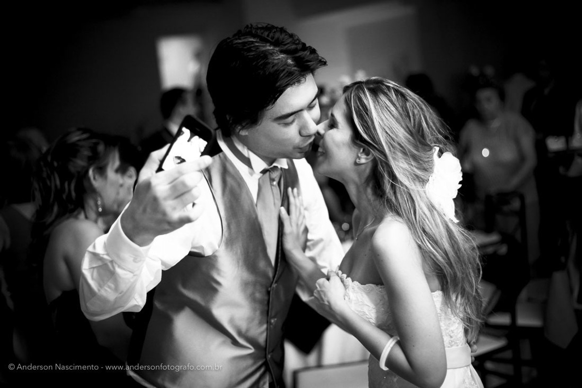 noivos-fazendo-selfie-casamento-clube-portugues