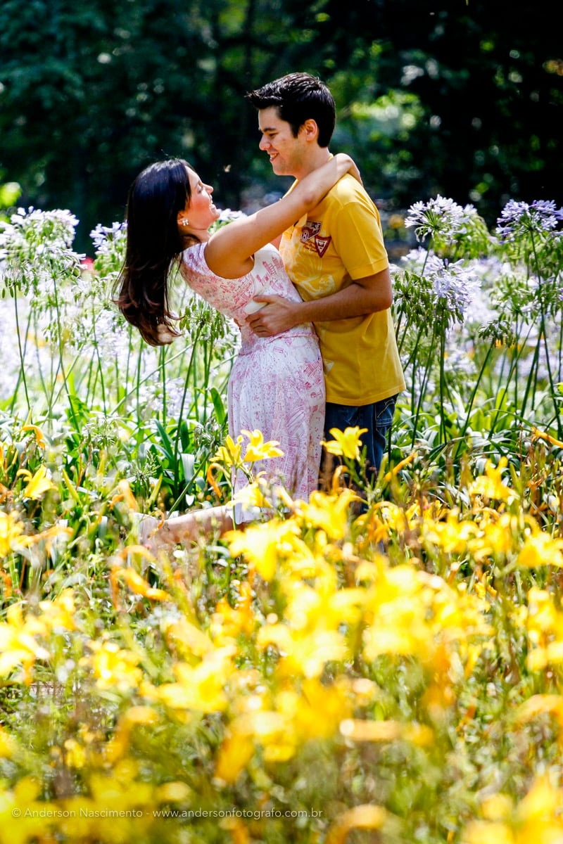 casal-abracado-ensaio-pre-weddingo-parque-ibirapuera