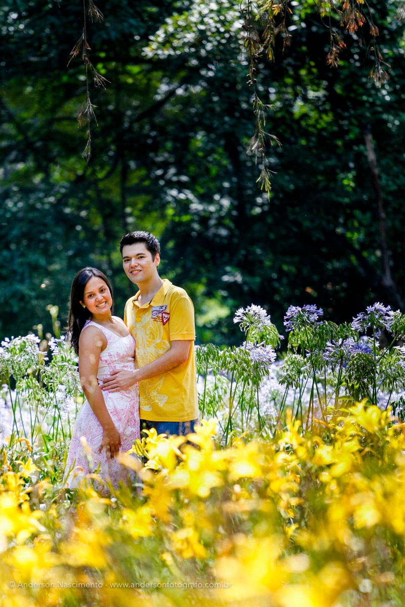 casal-sorrindo-ensaio-pre-weddingo-parque-ibirapuera