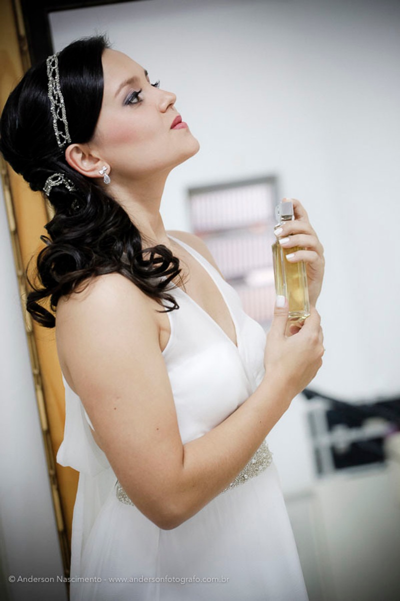 noiva-colocando-perfume-dia-da-noiva