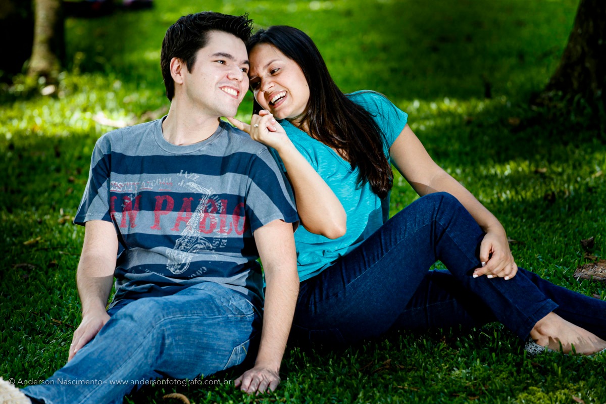 casal-sentado-na-grama-ensaio-pre-wedding-parque-ibirapuera