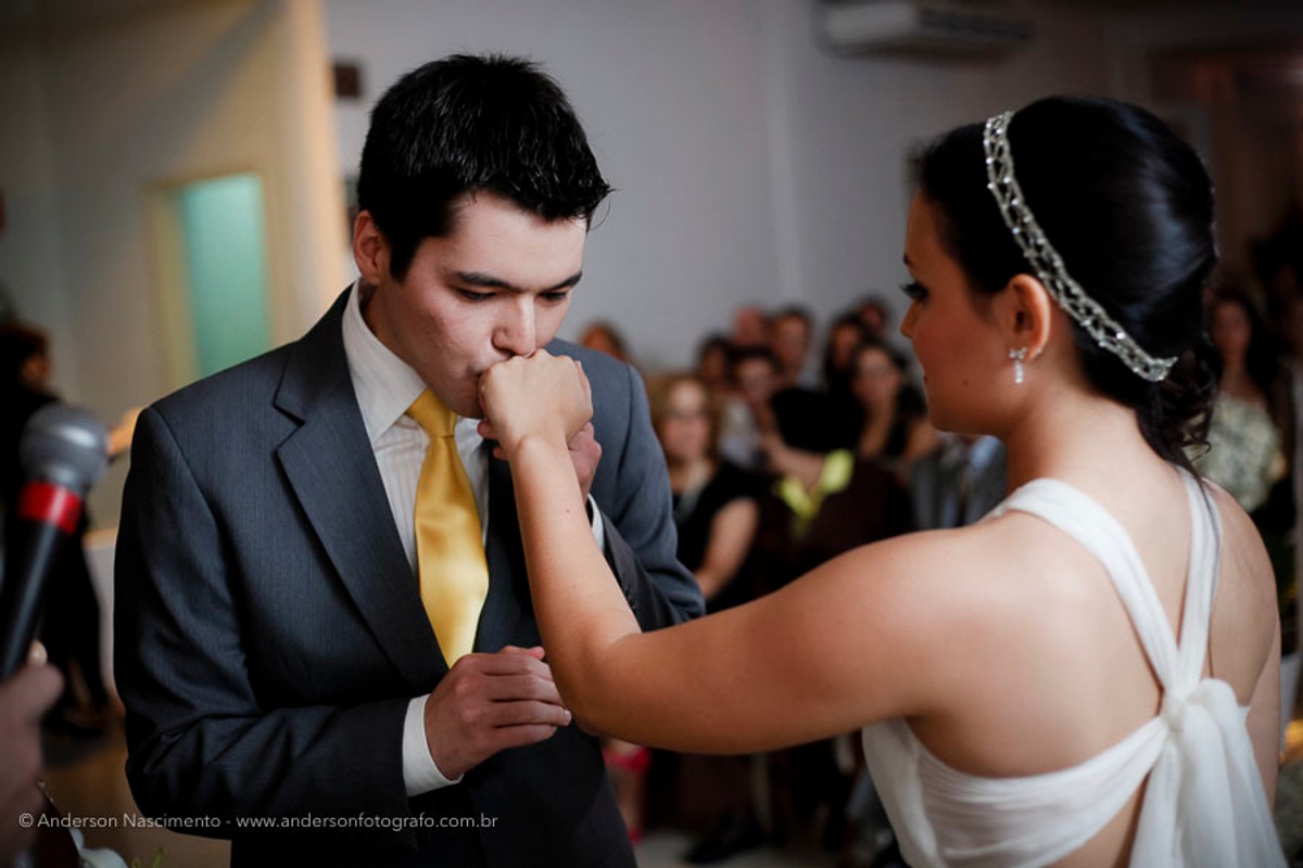 noivo-beijando-alianca-noiva
