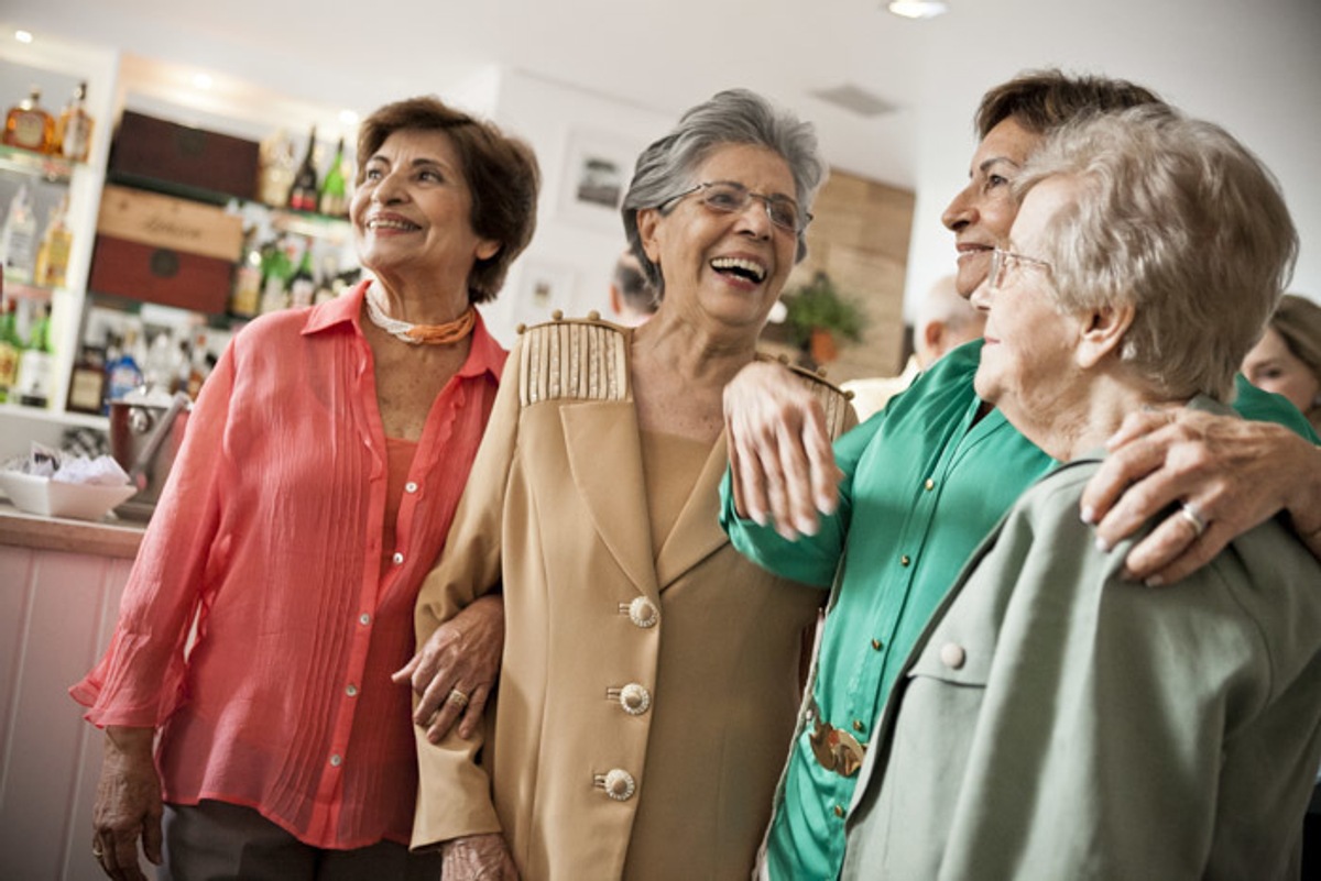 aniversariante-90-anos-sorrindo-com-amigas