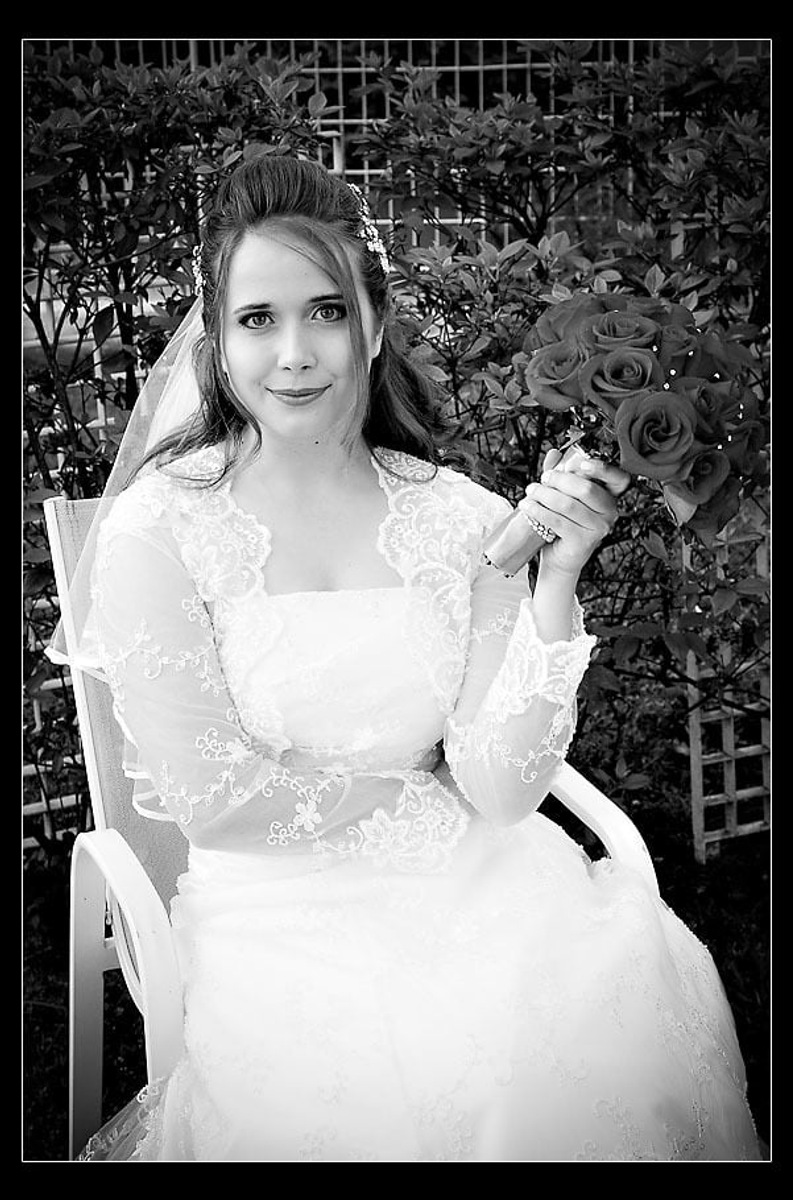noiva-sentada-segurando-bouquet-make-jacques-janine-sp