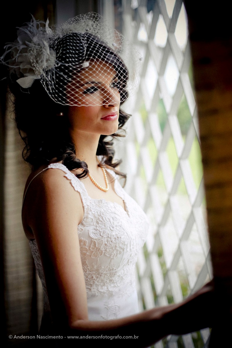noiva-vintage-olhando-pela-janela