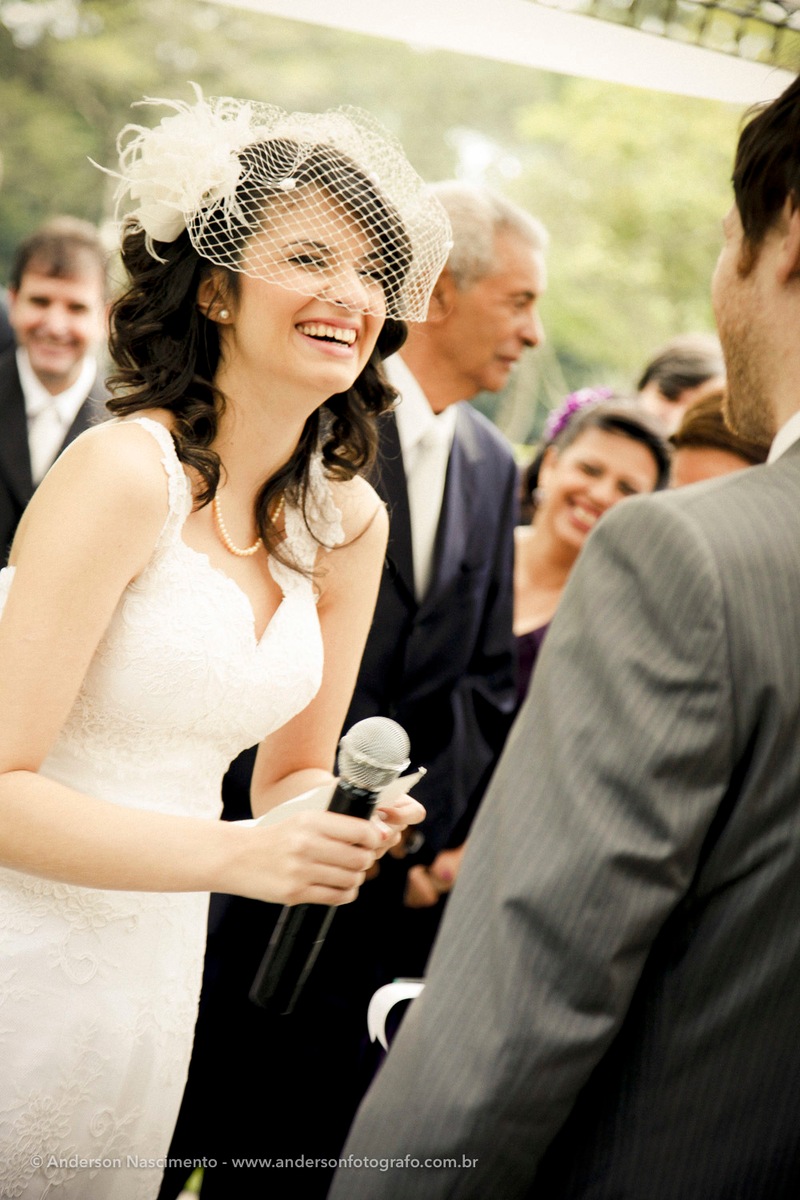 noiva-sorrindo-hora-dos-votos-casamento-espaco-natureza