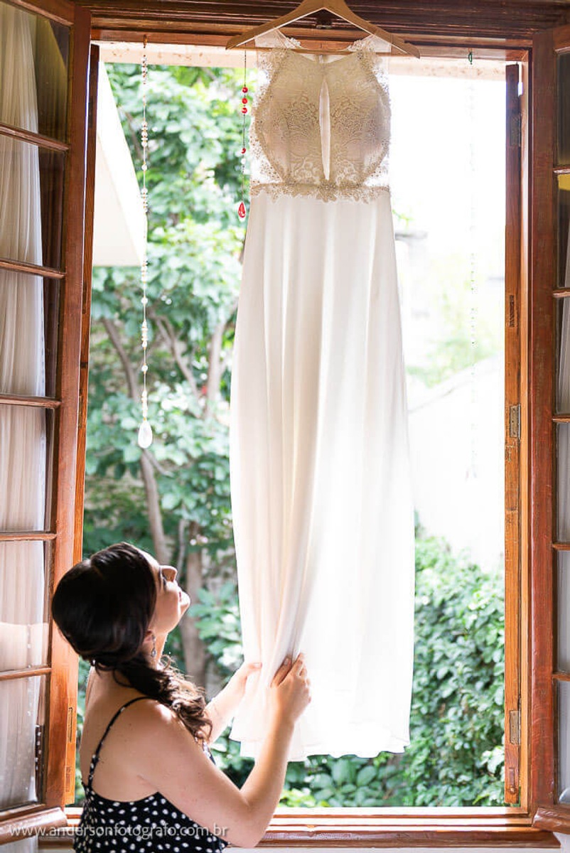 noiva-segurando-vestido-casa-quena