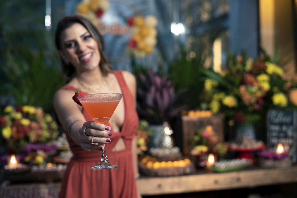 aniversariante-oferecendo-drink-festa-40anos-maui-poke-restaurante-alphaville
