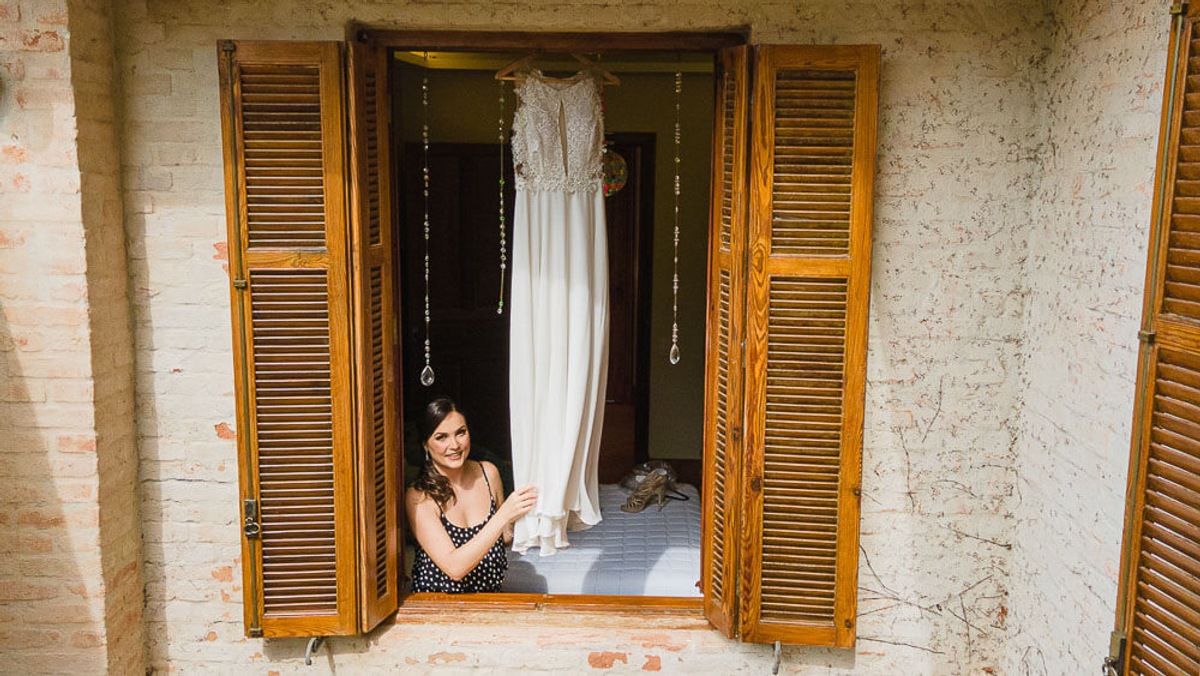foto-drone-noiva-segurando-vestido-casa-quena