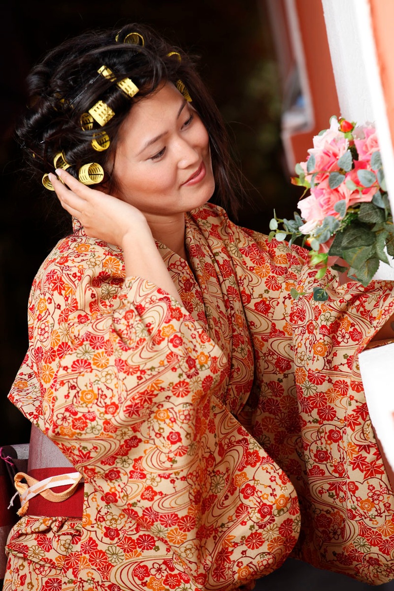 noiva-japonesa-segurando-bouquet-buffet-espaco-natureza