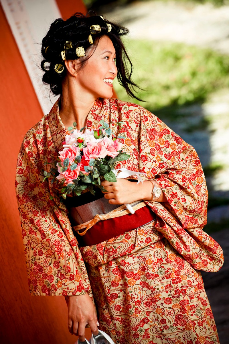 noiva-japonesa-segurando-bouquet-kimono