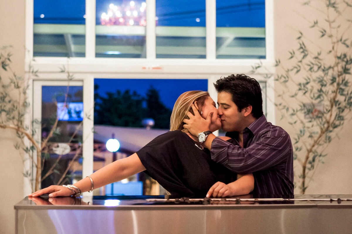 ensaio-casal-noivo-beijando-noiva-avare