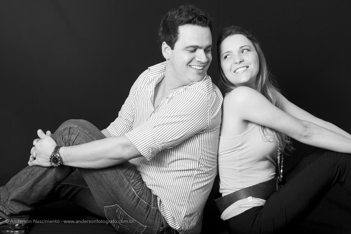 casal-sorrindo-se-olhando-estudio-fotografico