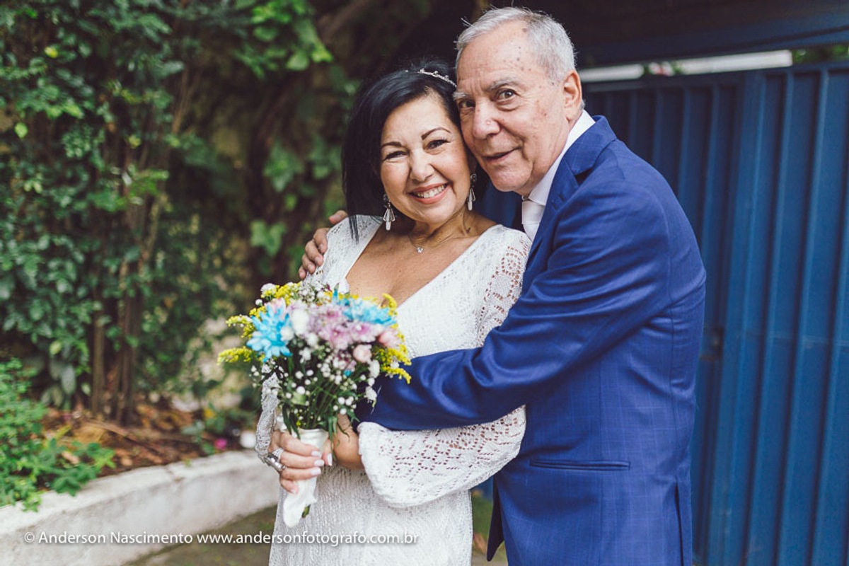 casal-posando-para-foto-cartorio-santa-cecilia-sp