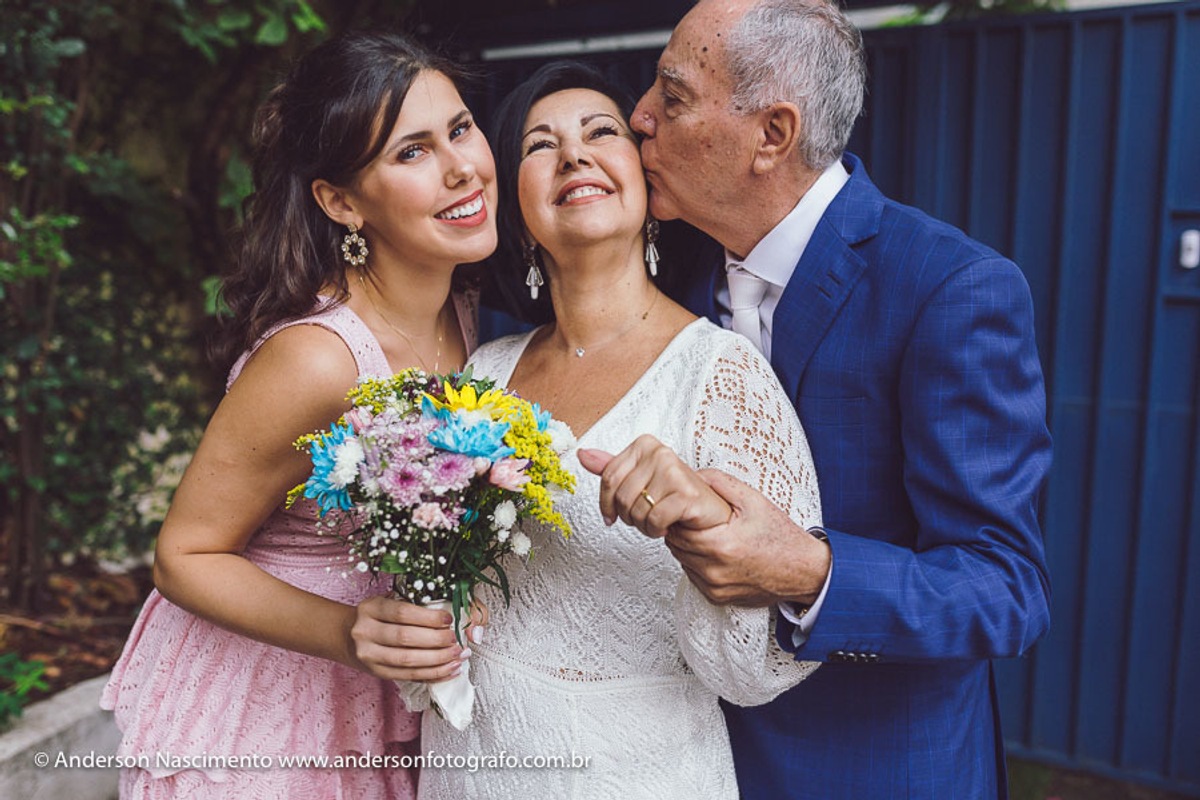 foto-momento-carinhoso-pais-e-filhos-cartorio