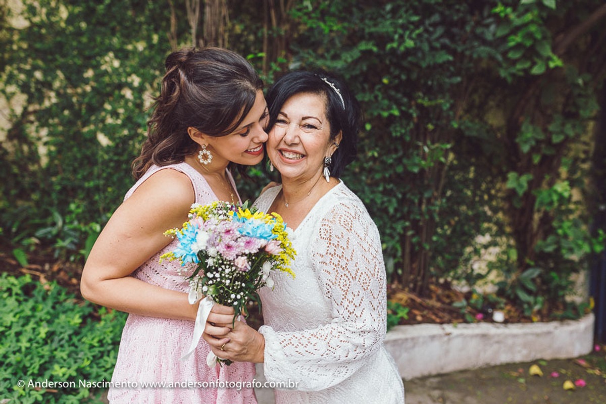 filha-beijando-mamae-noiva-no-rosto