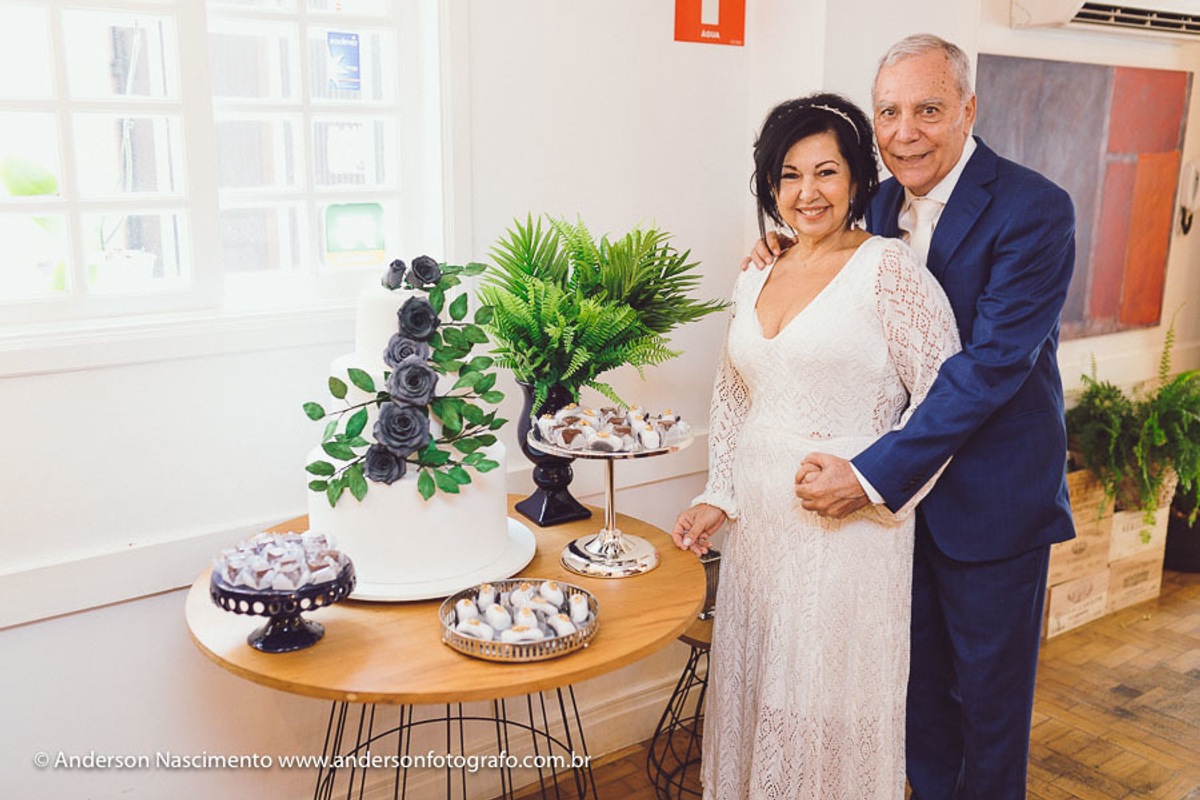 casal-junto-ao-bolo-restaurante-seppia