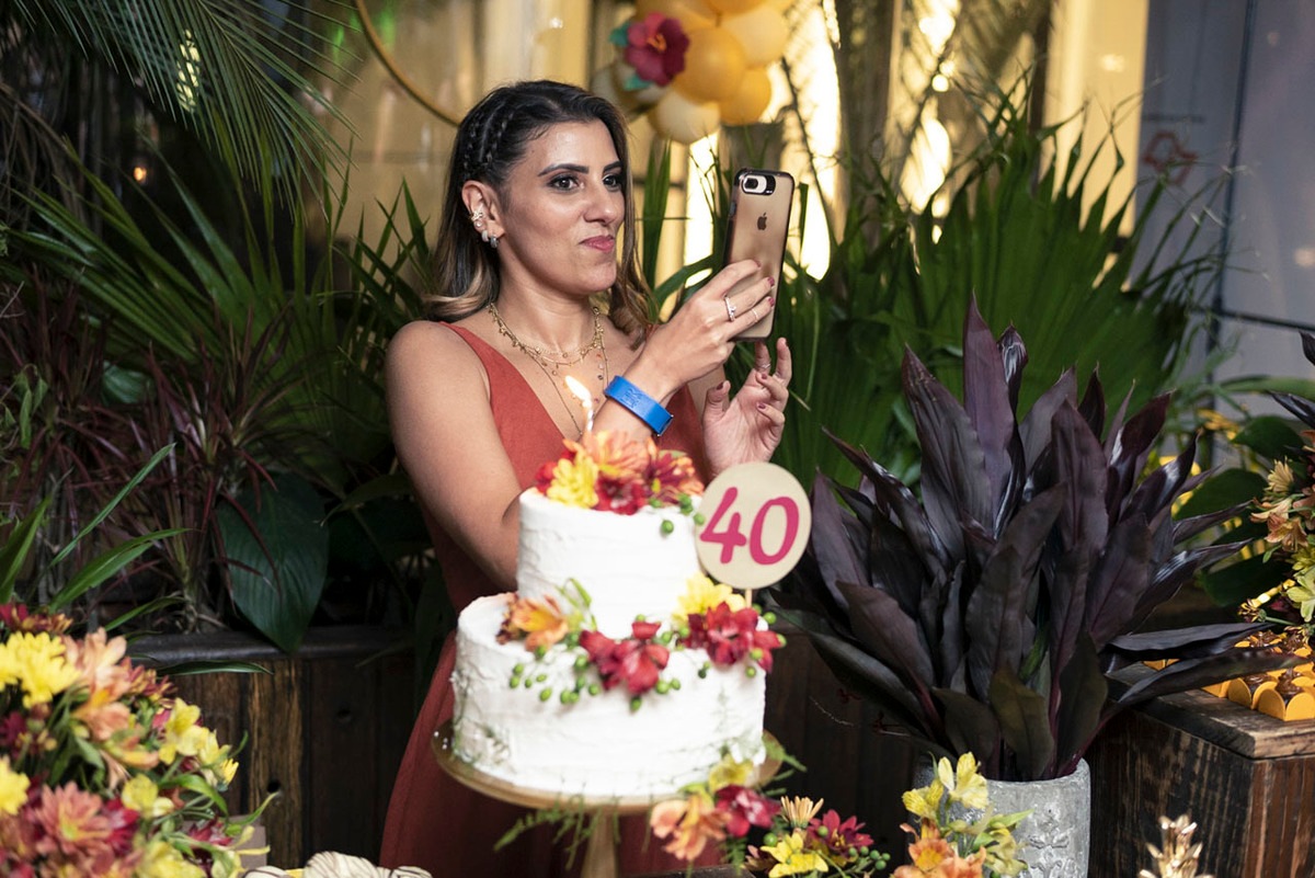 aniversariante-40anos-fazendo-selfie-maui-poke-restaurante-alphaville