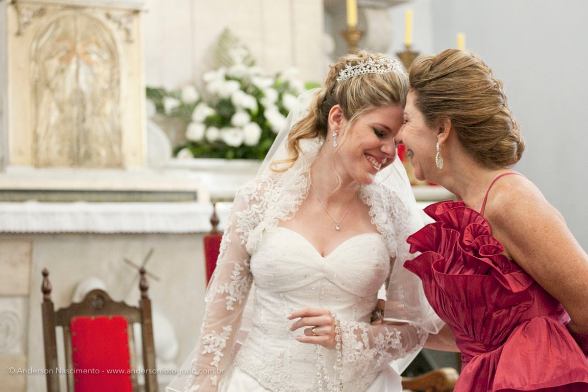 carinho-entre-mae-noiva-Casamento-Igreja-Matriz-Nossa-Senhora-Conceicao-Resende-rj