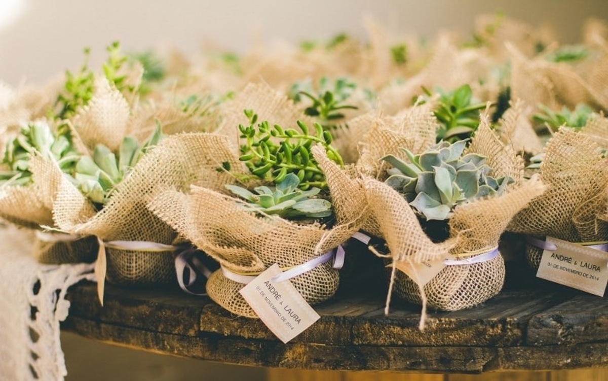 Venerotti Decorações - Todo ano surgem novas tendências de decoração de casamento porque os noivos estão sempre buscando inovação e originalidade, algo que faça com que a cerimônia seja memorável. 2022 não