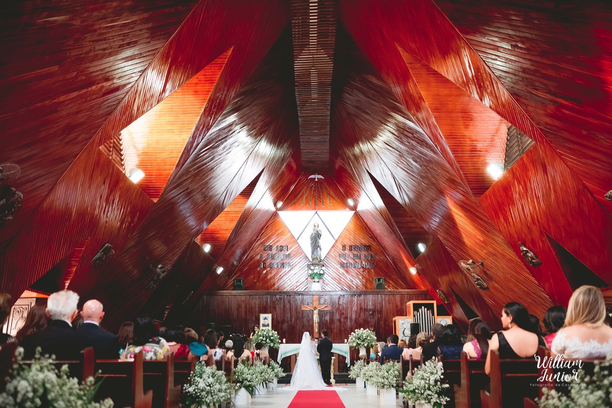 A imagem pode conter: 2 pessoas, pessoas em pé e casamento