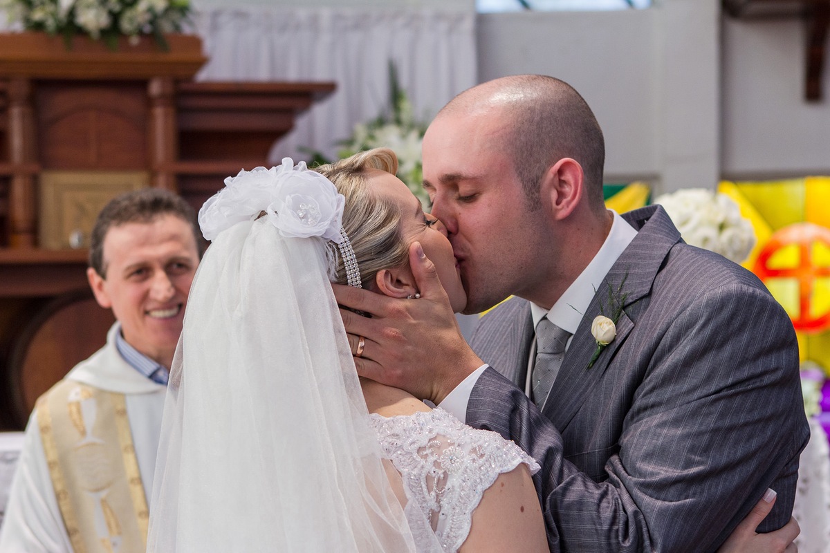 o primeiro beijo da noiva e do noivo como esposa e marido, , por Vinícius Vogel, fotografo de casamento em Porto Alegre, Serra Gaúcha e Região Metropolitana