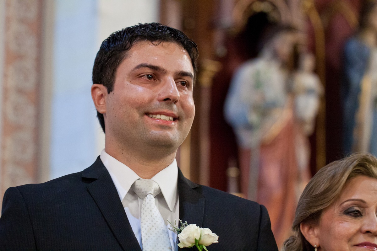 Noivo emocionado olhando para a noiva com seu vestido de casamento na entrada da Igreja, , por Vinícius Vogel, fotografo de casamento em Porto Alegre, Serra Gaúcha e Região Metropolitana
