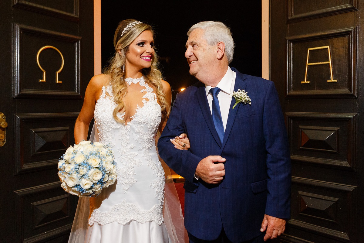 Noiva olhando pro Pai, na Entrada da Noiva na Igreja para o Casamento, , por Vinícius Vogel, fotografo de casamento em Porto Alegre, Serra Gaúcha e Região Metropolitana