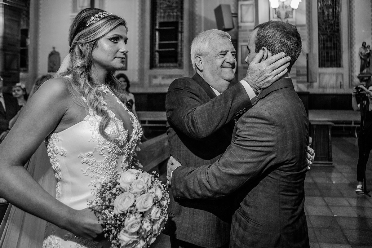 Pai da Noiva cumprimentando o noivo na Igreja, , por Vinícius Vogel, fotografo de casamento em Porto Alegre, Serra Gaúcha e Região Metropolitana