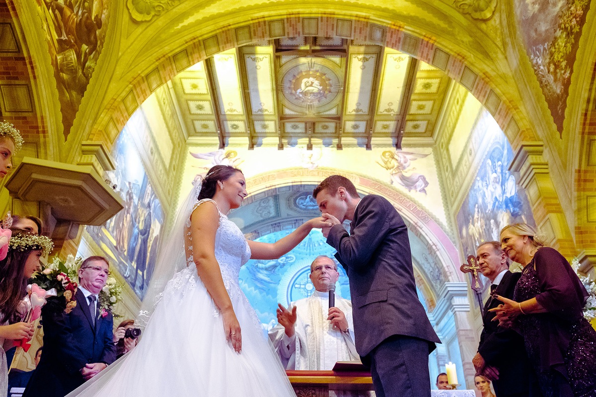 noivo beijando a mão da noiva na troca das alianças, , por Vinícius Vogel, fotografo de casamento em Porto Alegre, Serra Gaúcha e Região Metropolitana