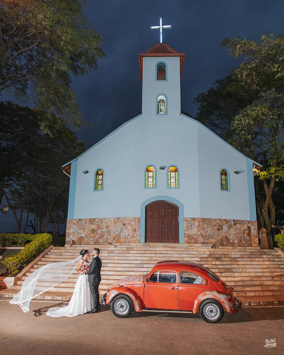 Casamento em Congonhas, casal na porta da igreja com o fusca