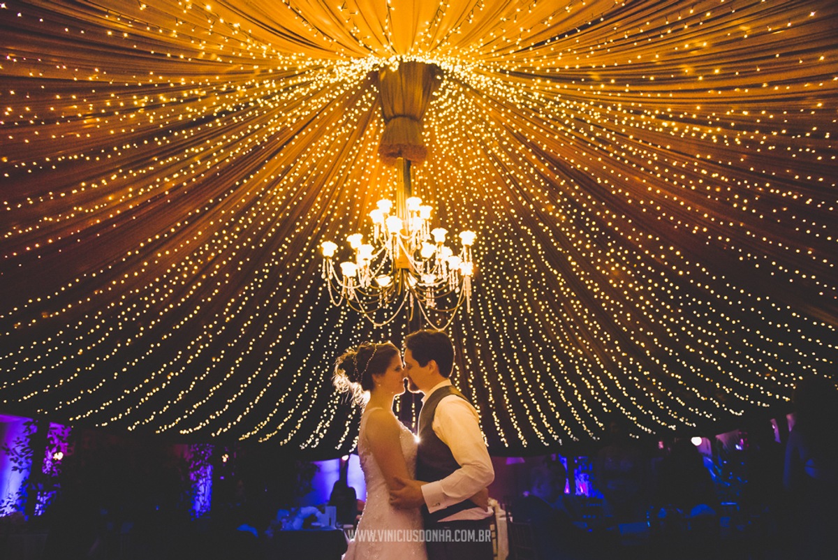 Iluminação para casamento no campo