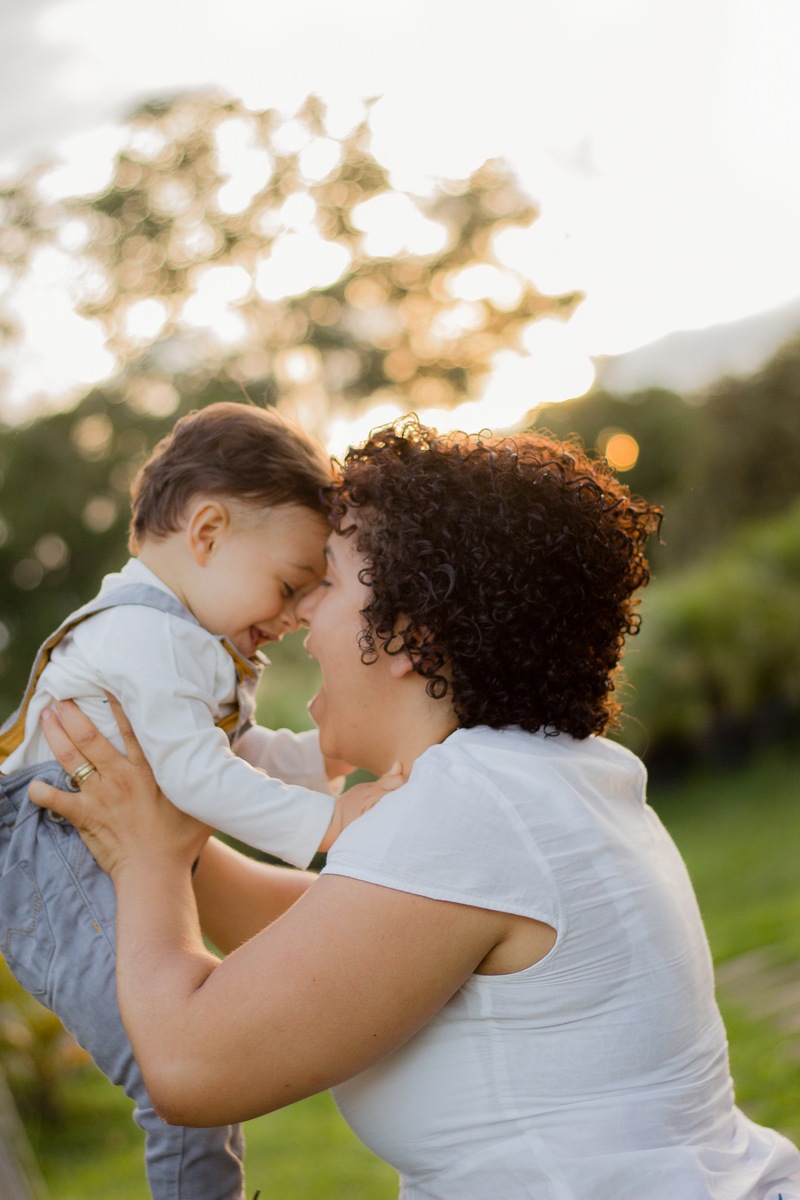 Mãe brincando com filho em Caiapônia