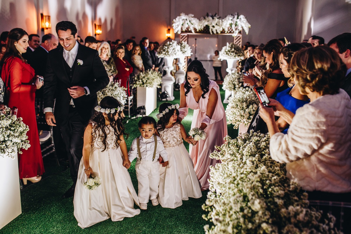 mae levando daminhas no casamento