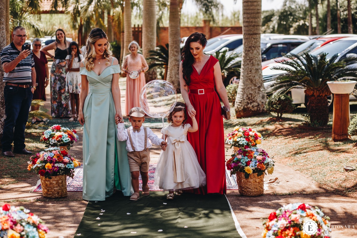 daminha e pajem entrando no casamento com sua mãe