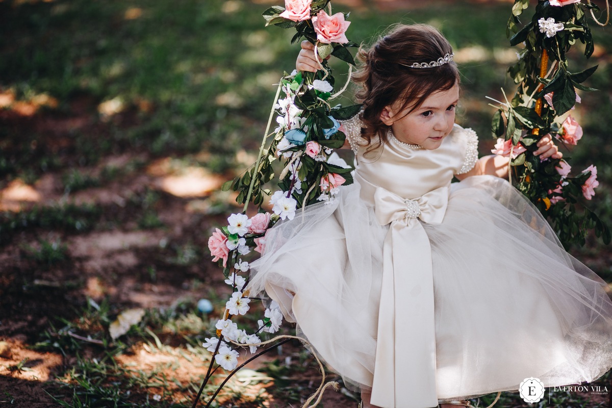 vestido de daminha princesa para casamento de dia.
