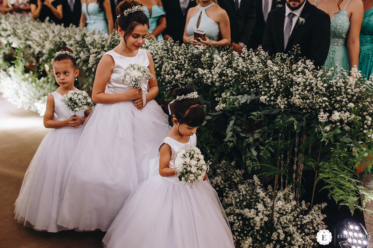daminhas com vestidos minimalistas e flores no cabelo para casamento clássico