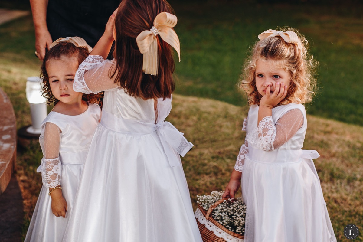 lindas daminhas com vestidos leves para casamento no campo