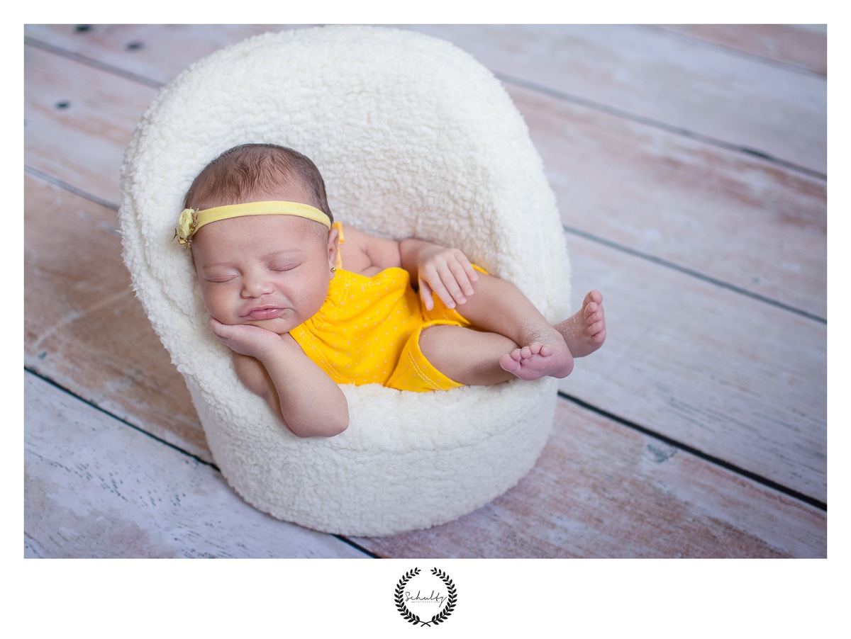cuidados-com-o-recem-nascido-no-ensaio-newborn-foto-poltrona-sorriso